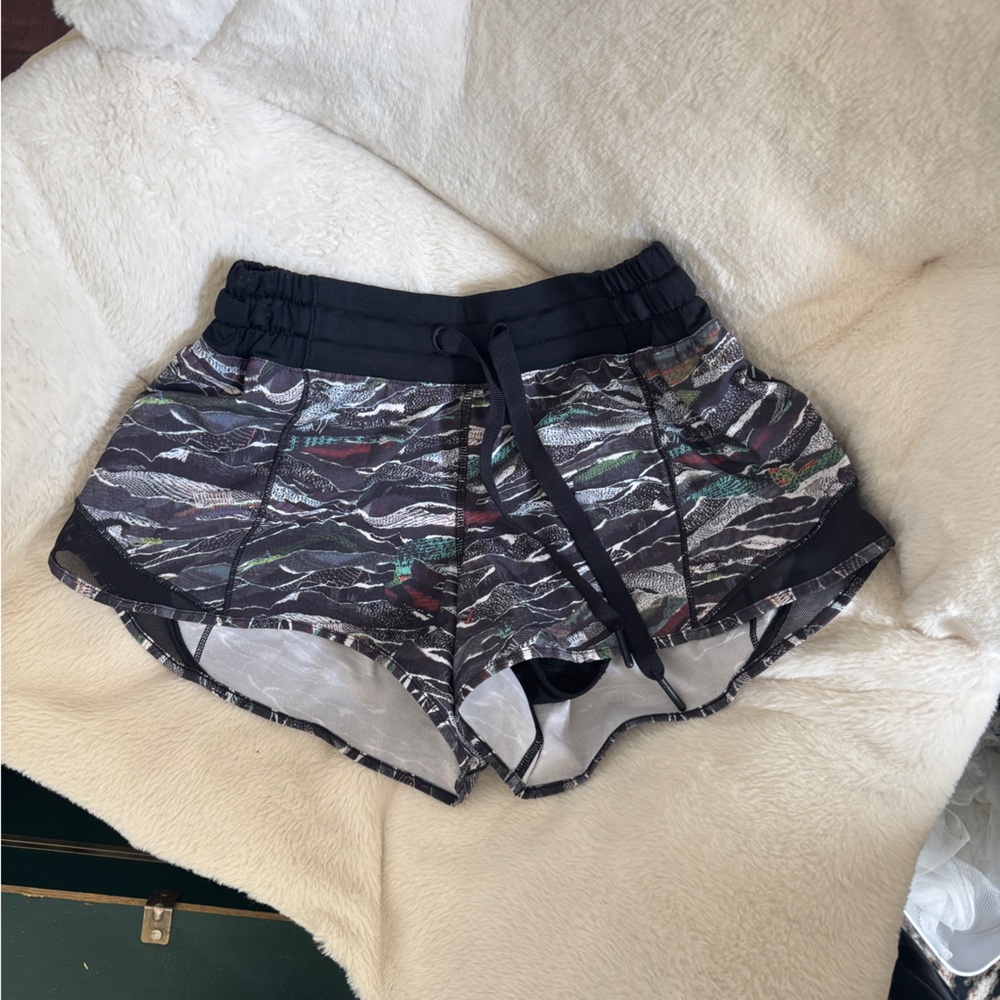 Lululemon Hotty Hot Low-Rise Lined Short 2.5" | Size 4